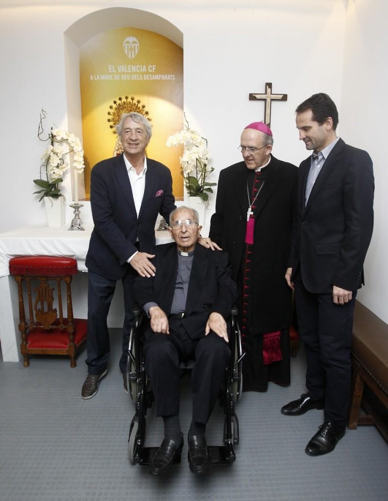 Juan Cruz, Monseñor Osoro y Fernando Giner, con Dos Elías en la capilla de Mestalla | Foto: Valencia CF
