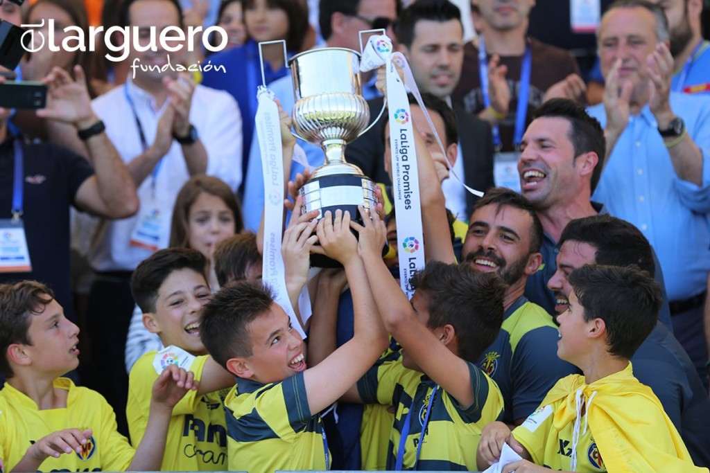 El Villarreal alza el trofeo | Foto: Fundación El Larguero