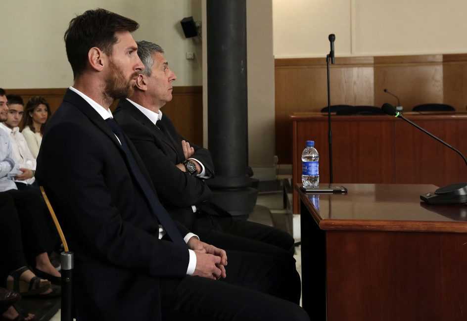 Messi y su padre, en el juzgado | Foto: Alberto Estévez / EFE