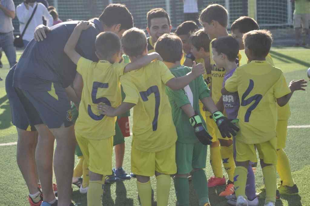 Jugadores y técnicos del campeón | Foto: Villarreal CF